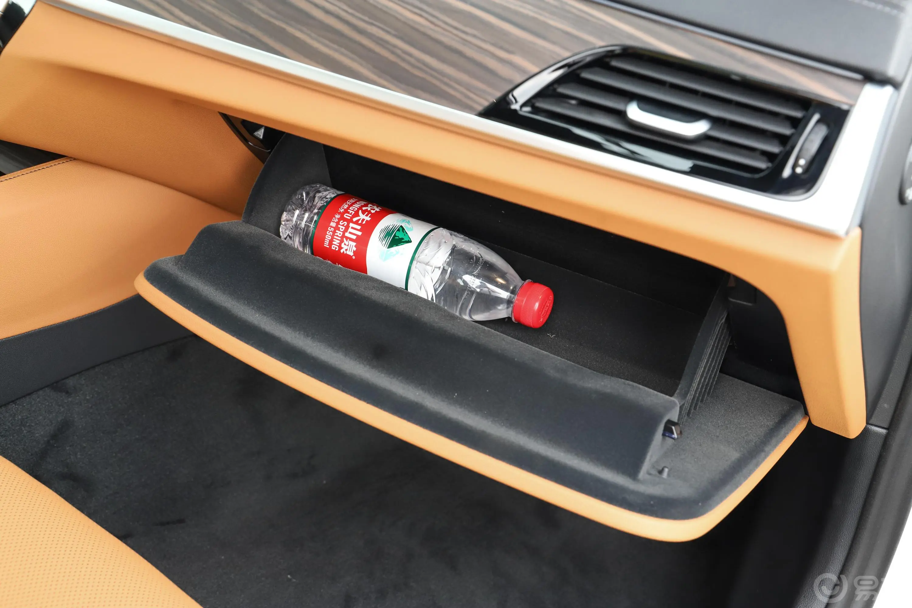 宝马5系 插电混动改款二 535Le M运动套装手套箱空间水瓶横置