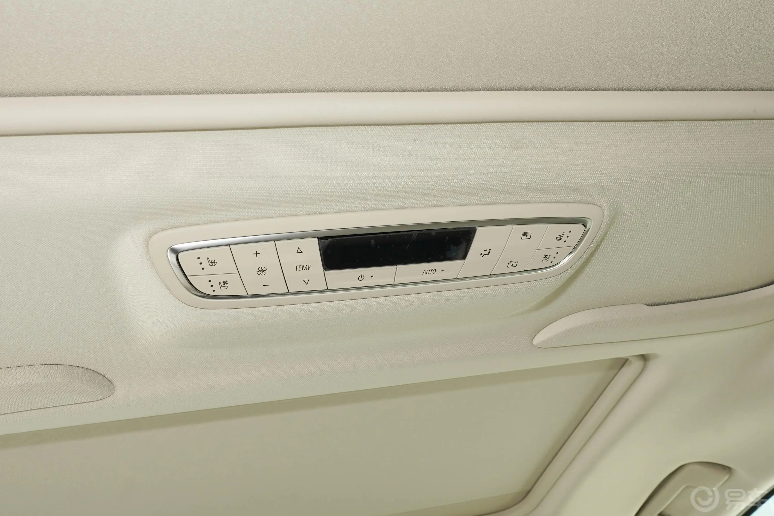 别克GL8改款 ES陆尊 2.0T 豪华型 7座后排空调控制键