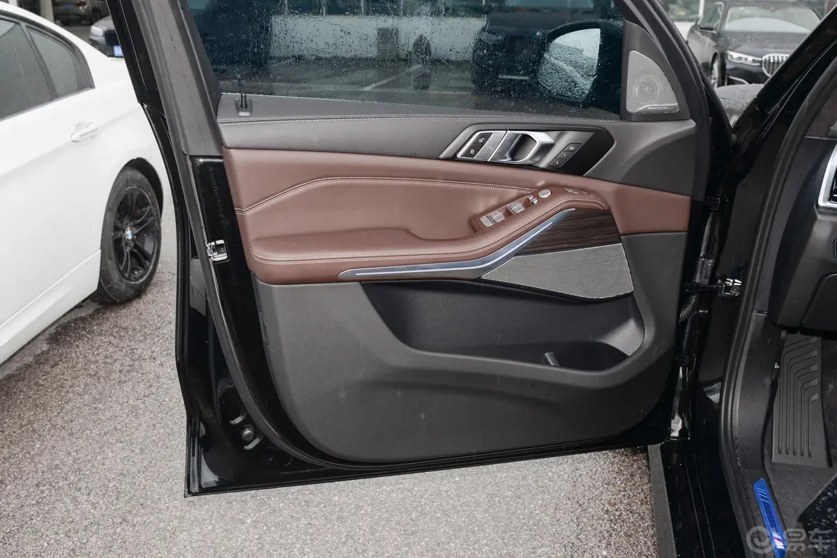 宝马X5改款 xDrive40Li 尊享型M运动套装主驾驶位