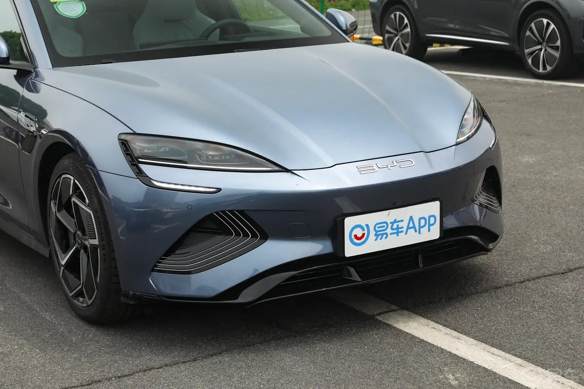 海豹EV 700km 后驱长续航版前格栅侧俯拍