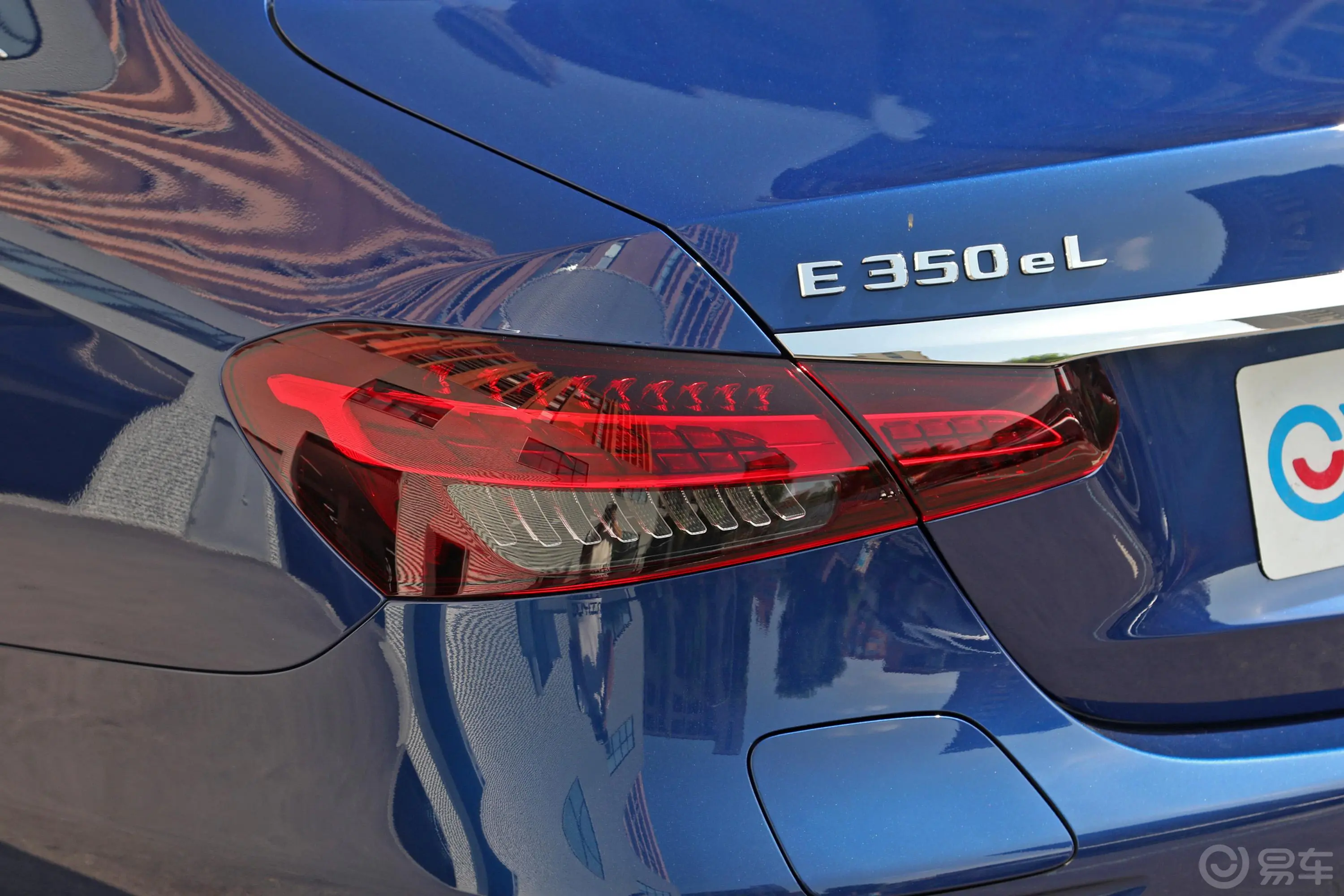 奔驰E级 插电混动改款三 E 350 e L 插电式混合动力轿车外观