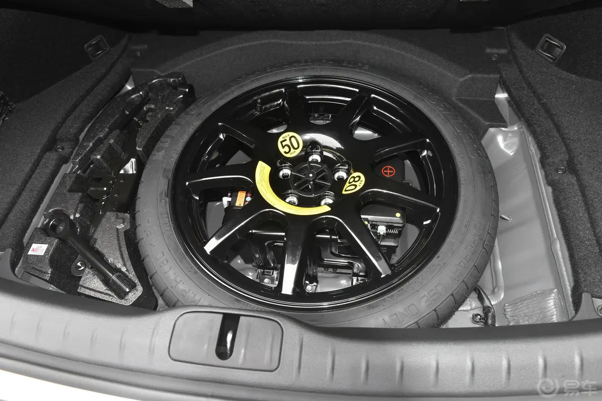 捷尼赛思G802.5T 四驱旗舰版备胎