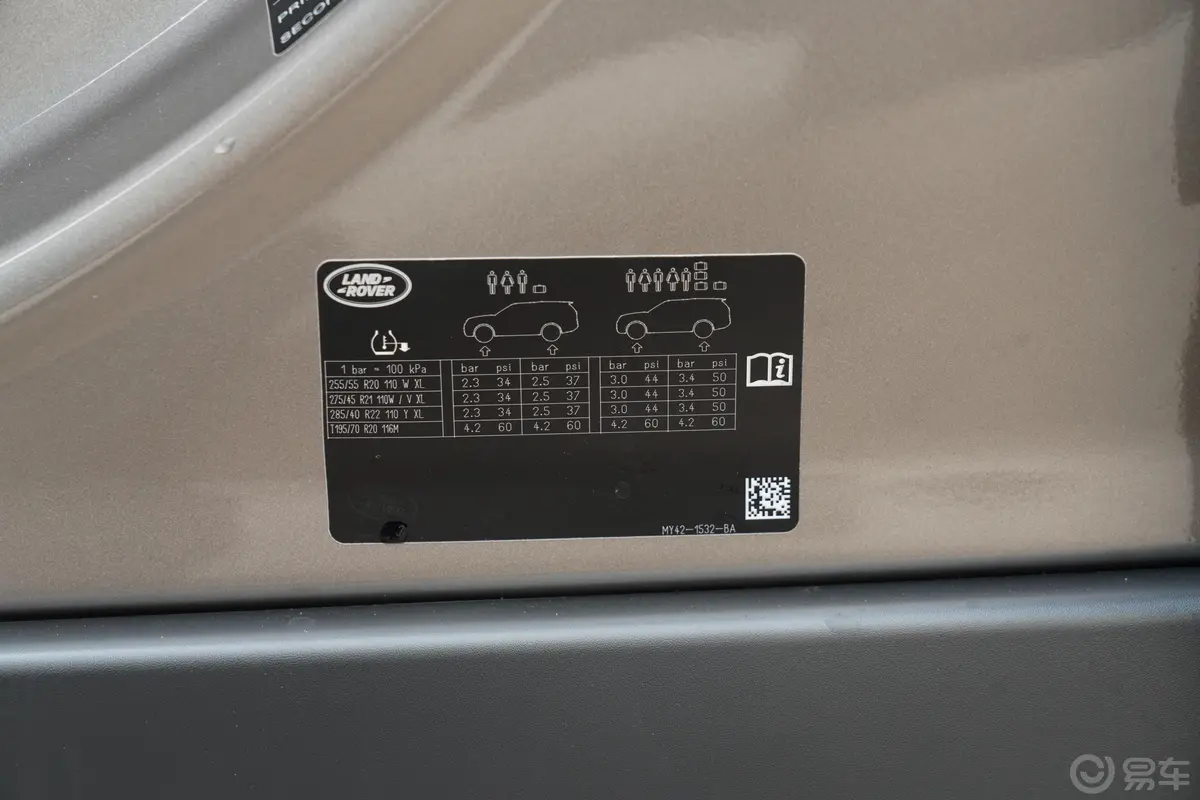 发现改款 3.0T 360PS R-Dynamic S胎压信息铭牌