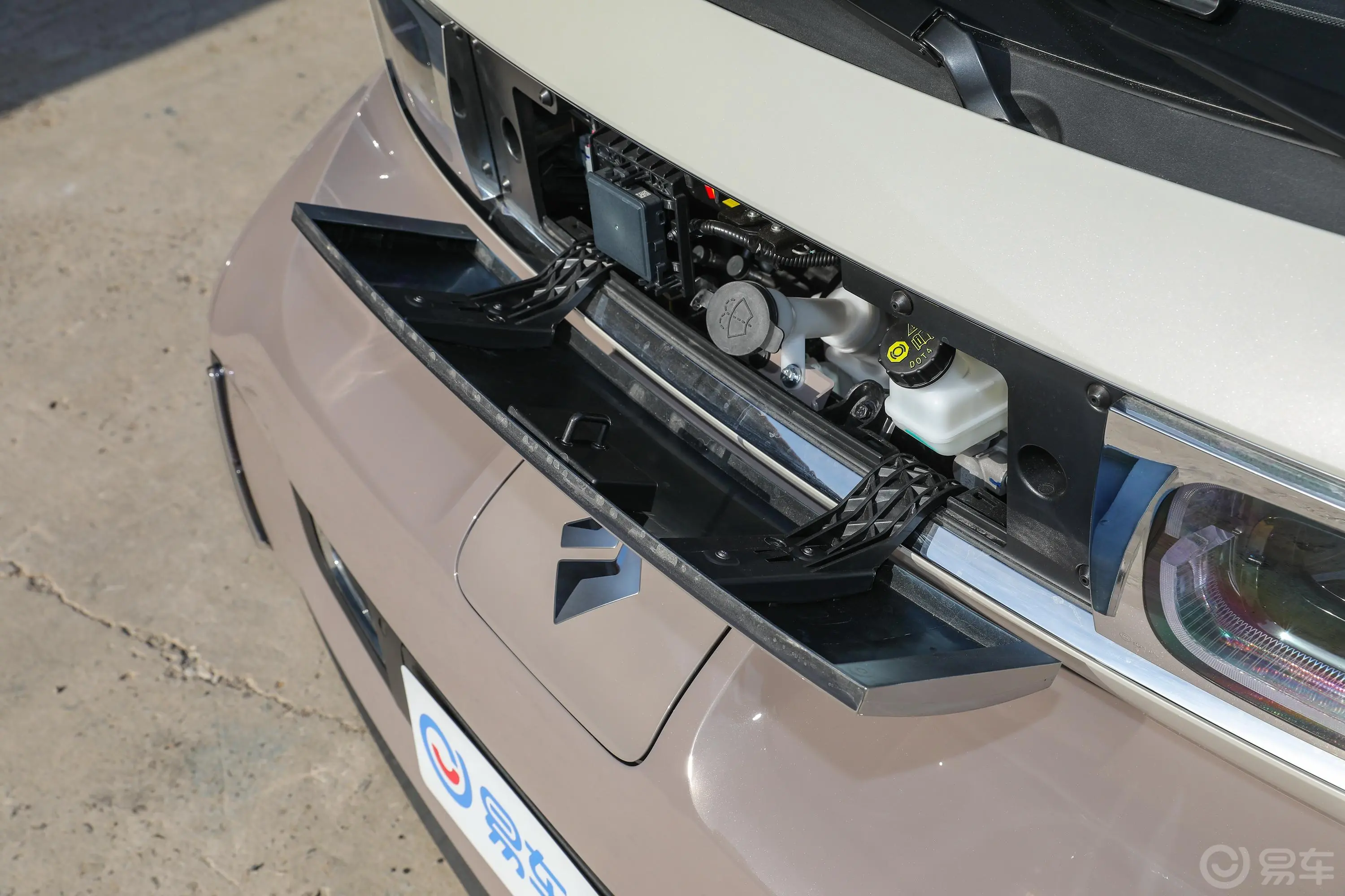 宝骏KiWi EV301km 大疆版 磷酸铁锂发动机舱盖内侧