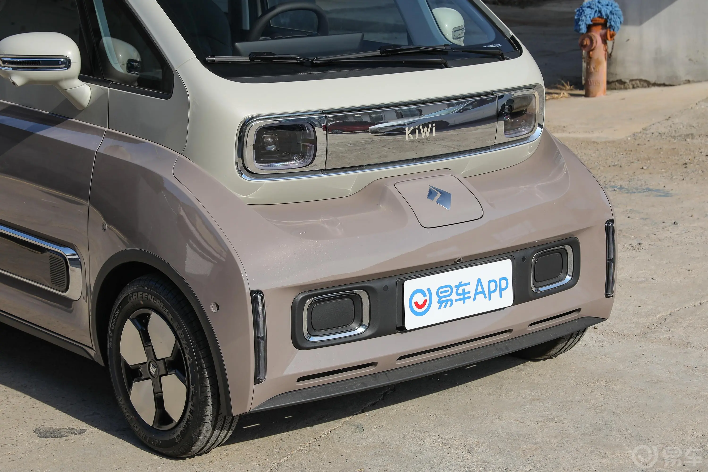 宝骏KiWi EV301km 大疆版 磷酸铁锂前格栅侧俯拍