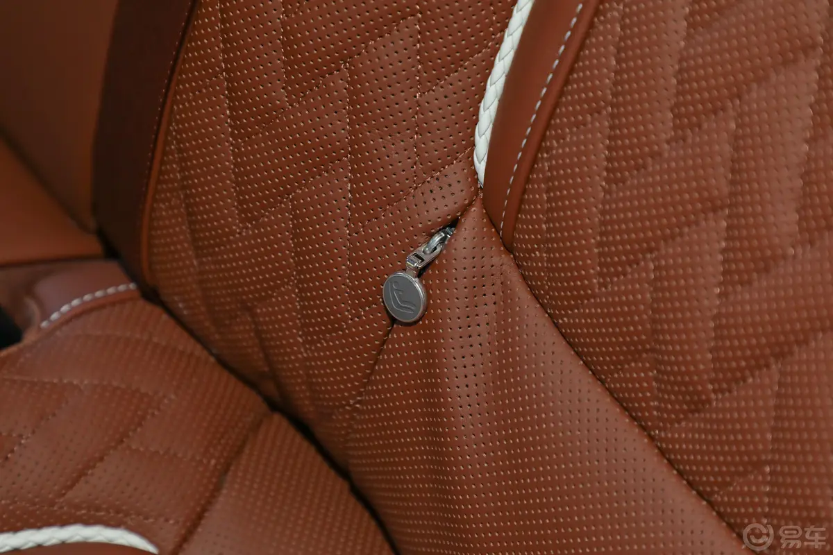 宝马7系740Li xDrive 行政型 M运动套装儿童座椅接口
