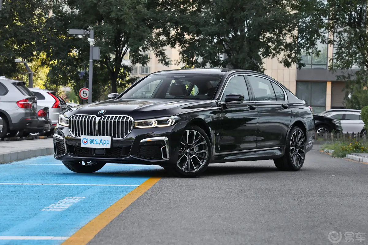 宝马7系740Li xDrive 行政型 M运动套装侧前45度车头向左水平