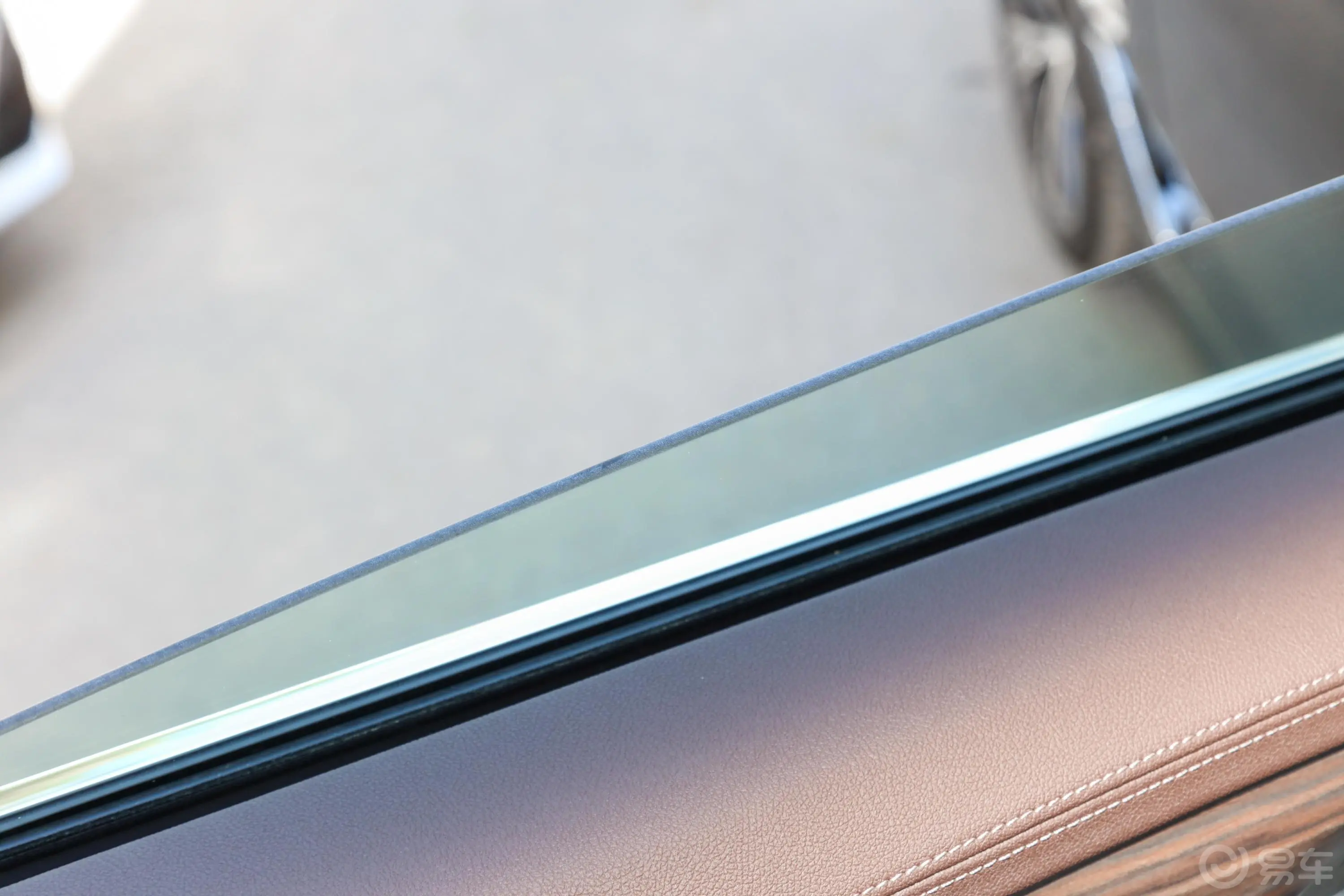 宝马5系改款二 530Li 领先型 M运动套装后排玻璃材质特写