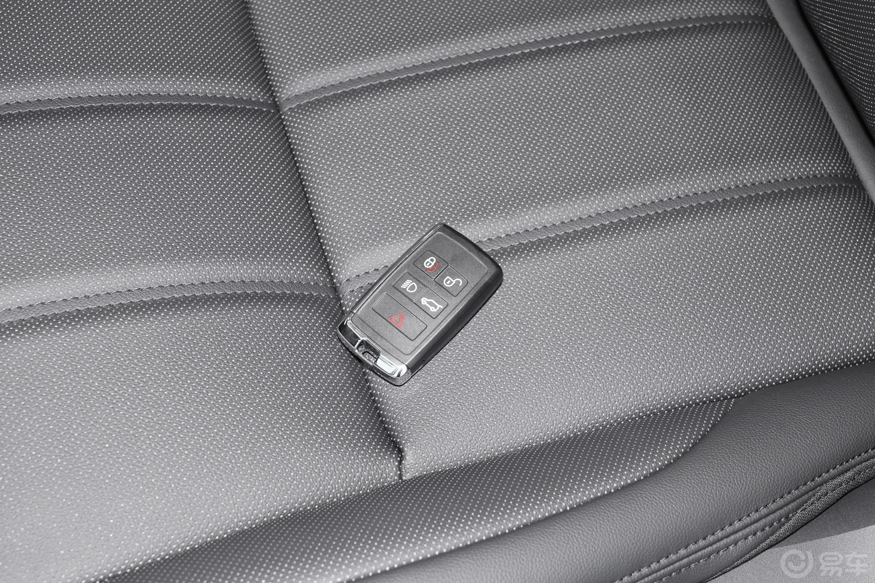 揽胜极光极光L 249PS R-Dynamic 科林斯古铜特别版钥匙正面