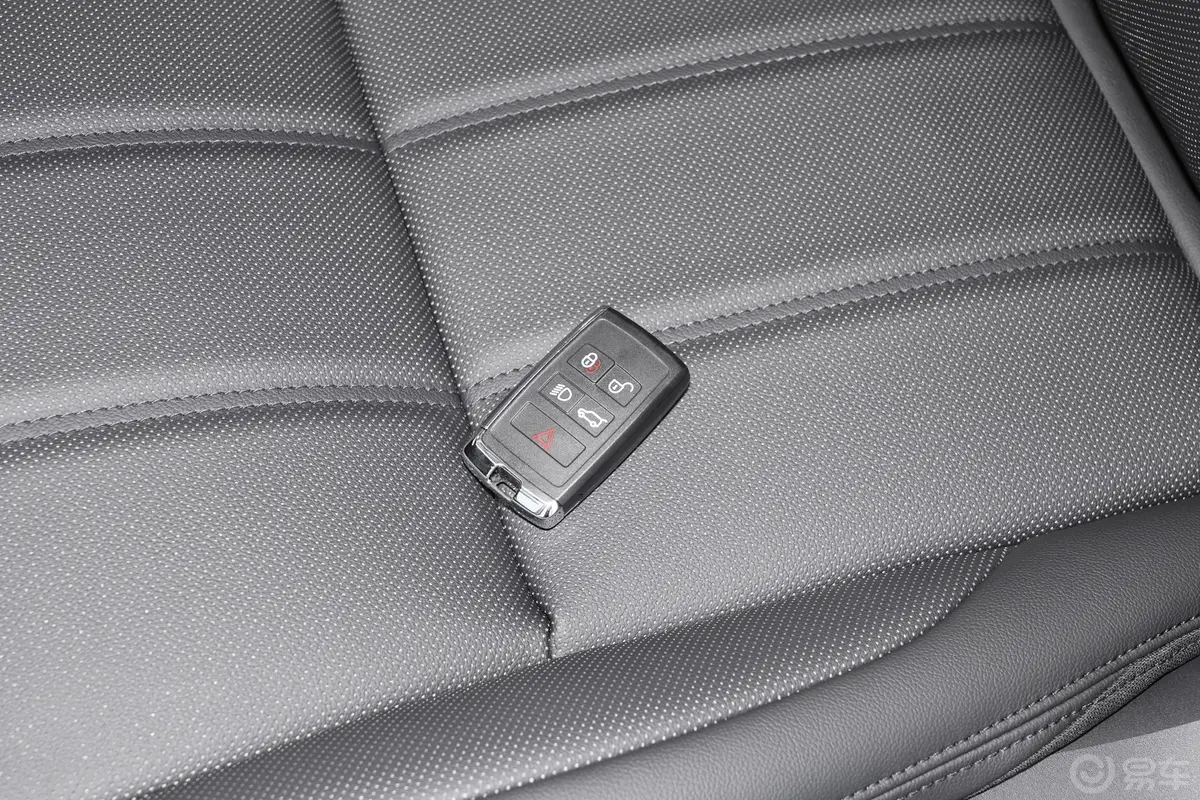 揽胜极光极光L 249PS R-Dynamic 科林斯古铜特别版钥匙正面