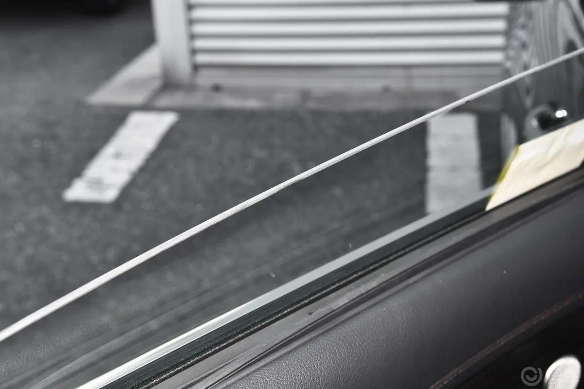 奔驰E级E 300 L 运动豪华型后排玻璃材质特写
