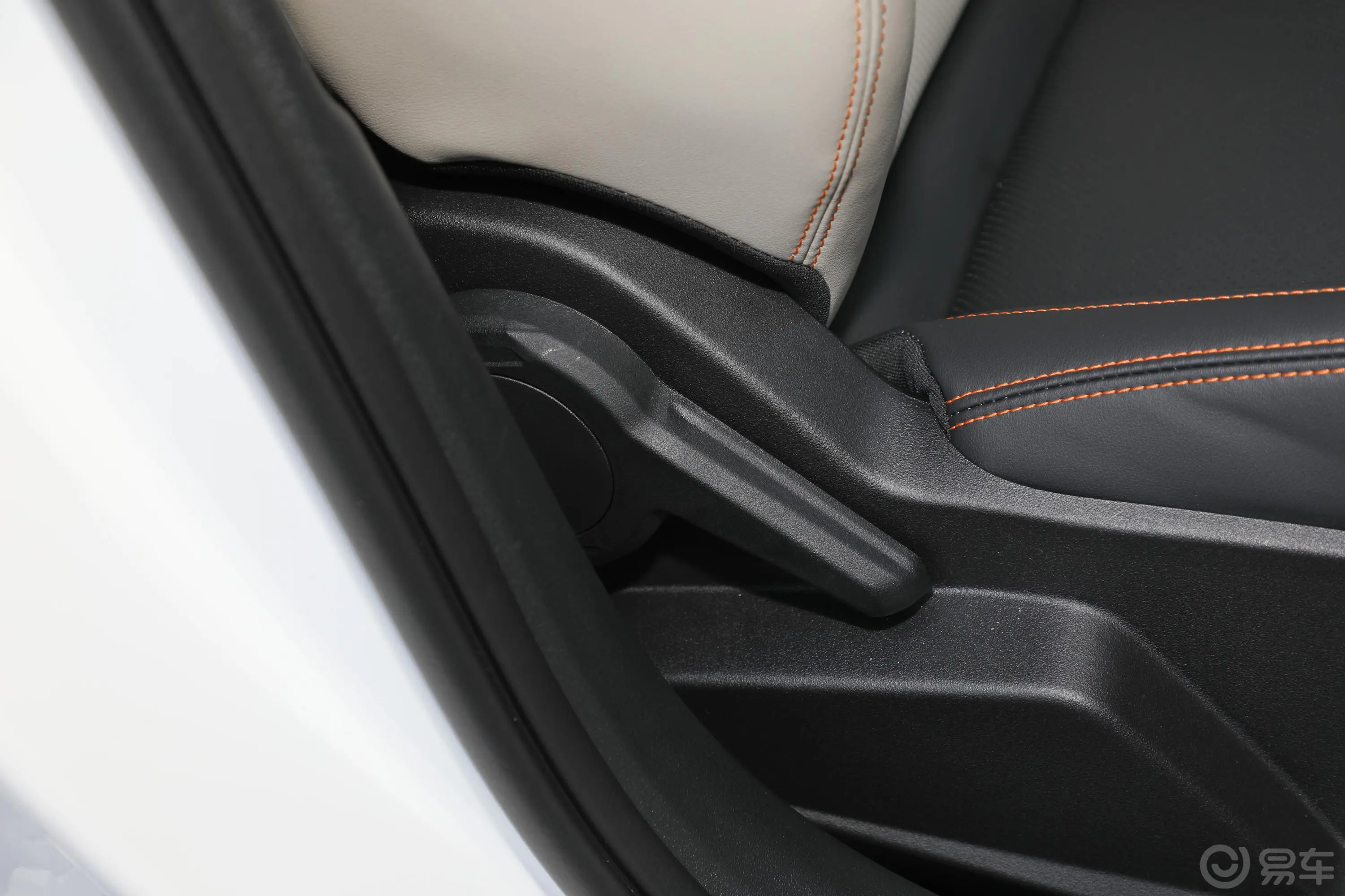 领克06Remix 1.5T 型Plus副驾座椅调节
