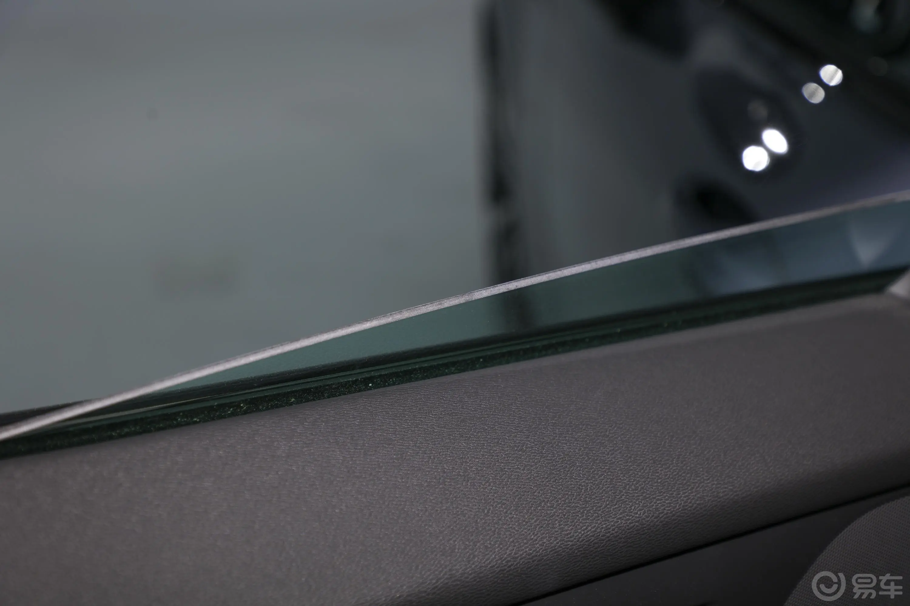 沃尔沃S60新能源T8 四驱智雅运动版后排玻璃材质特写