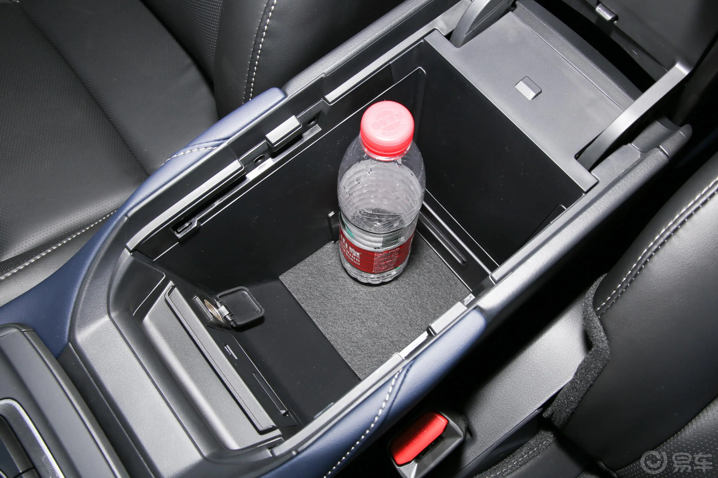 马自达CX-302.0L 自动质悦型前排扶手箱储物格