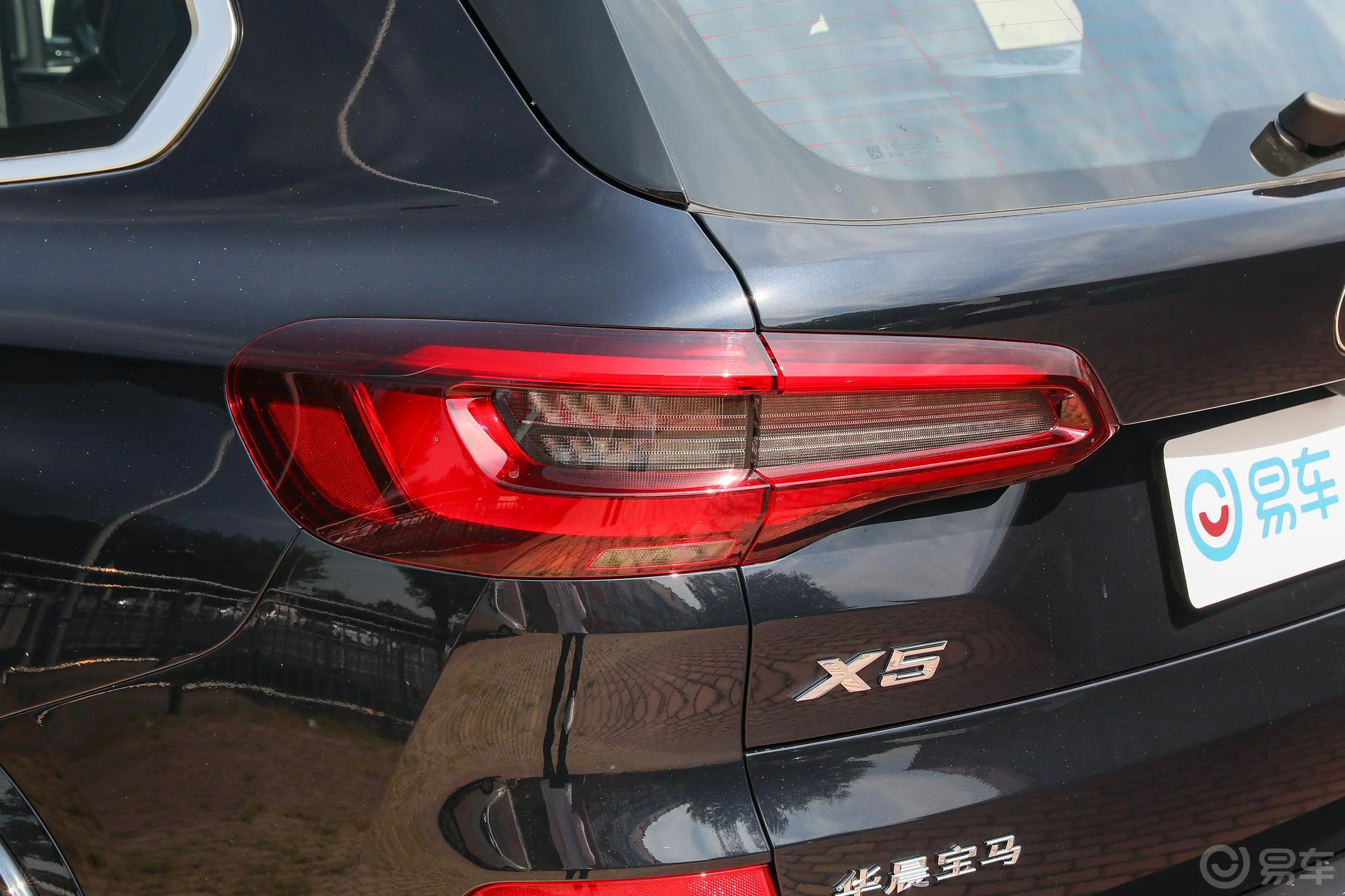 宝马X5改款 xDrive40Li M运动套装尾灯侧45度俯拍
