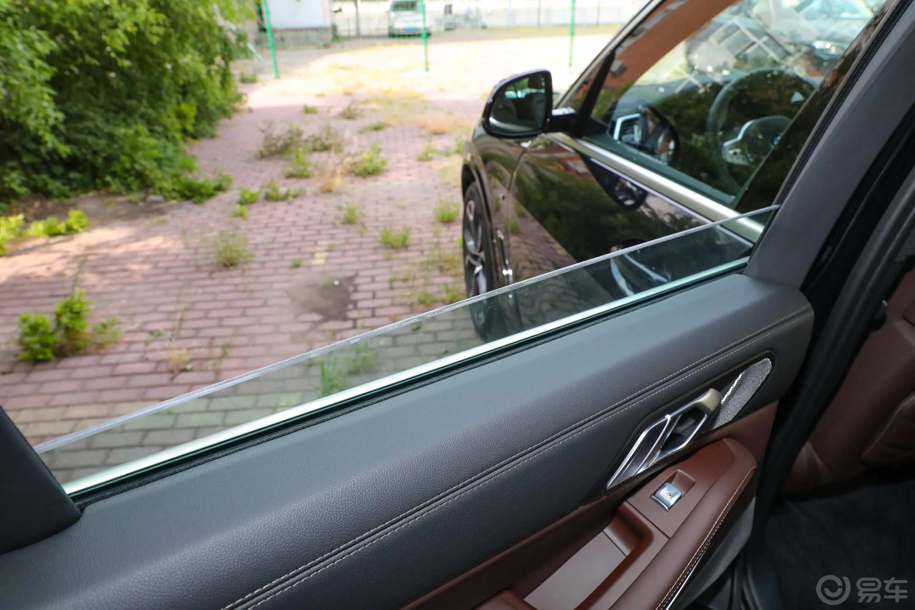 宝马X5改款 xDrive40Li M运动套装后排玻璃材质特写
