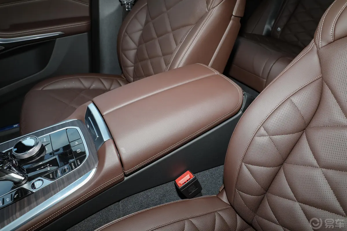 宝马X5改款 xDrive40Li M运动套装前排中央扶手