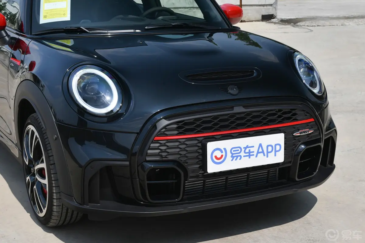 MINI JCW2.0T JOHN COOPER WORKS Pat Moss纪念版前格栅侧俯拍