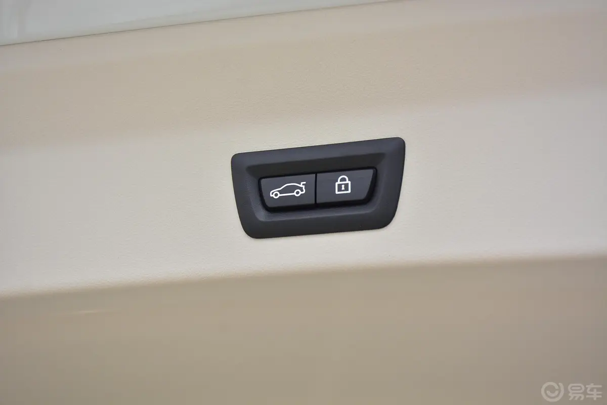 宝马X3改款二 xDrive30i 领先型 M曜夜套装电动尾门按键（手动扶手）