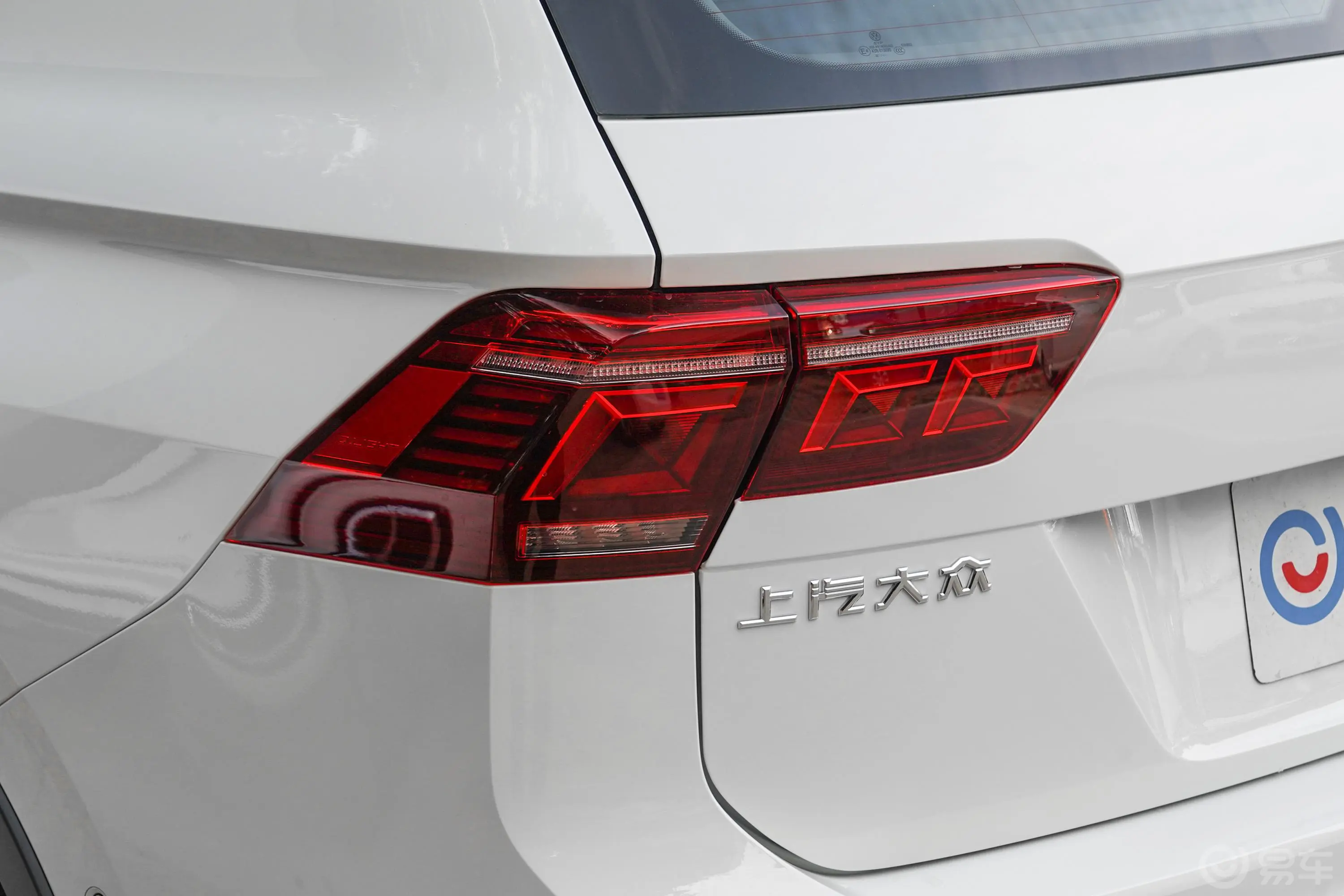 途观L380TSI 四驱R-Line越享版 7座尾灯侧45度俯拍