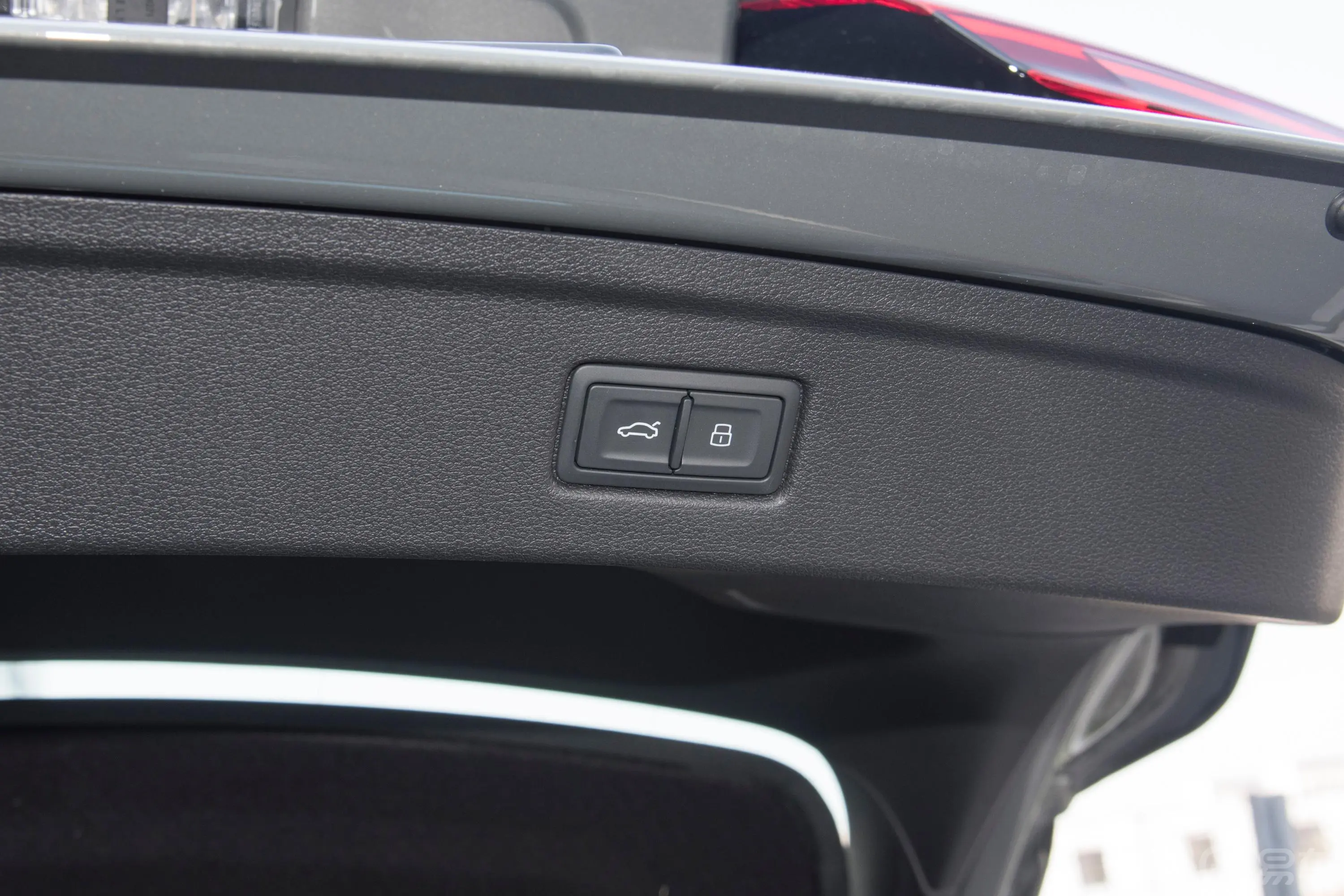 奥迪A5Sportback 40 TFSI 时尚动感型电动尾门按键（手动扶手）