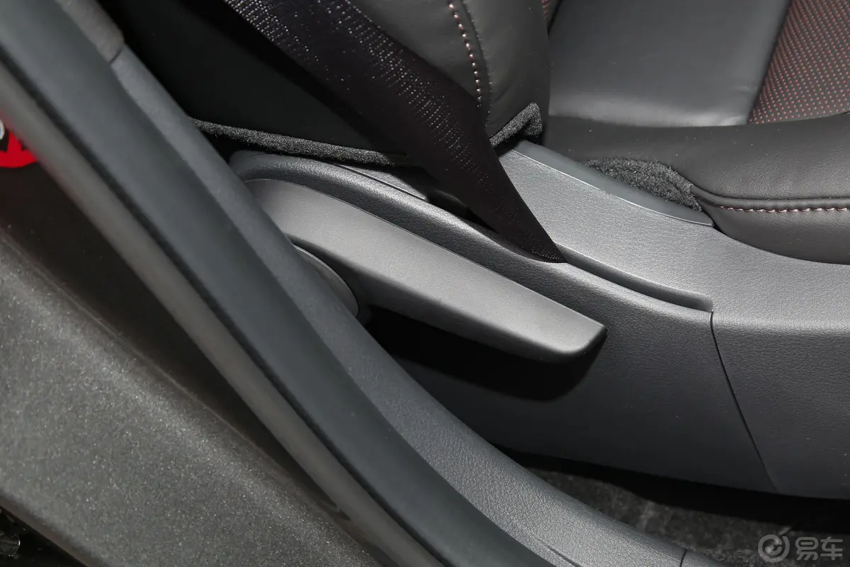 马自达3 昂克赛拉2.0L 自动质睿版副驾座椅调节