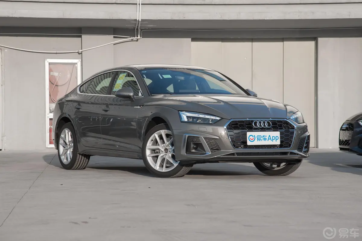 奥迪A5Sportback 40 TFSI 时尚动感型发动机舱盖内侧