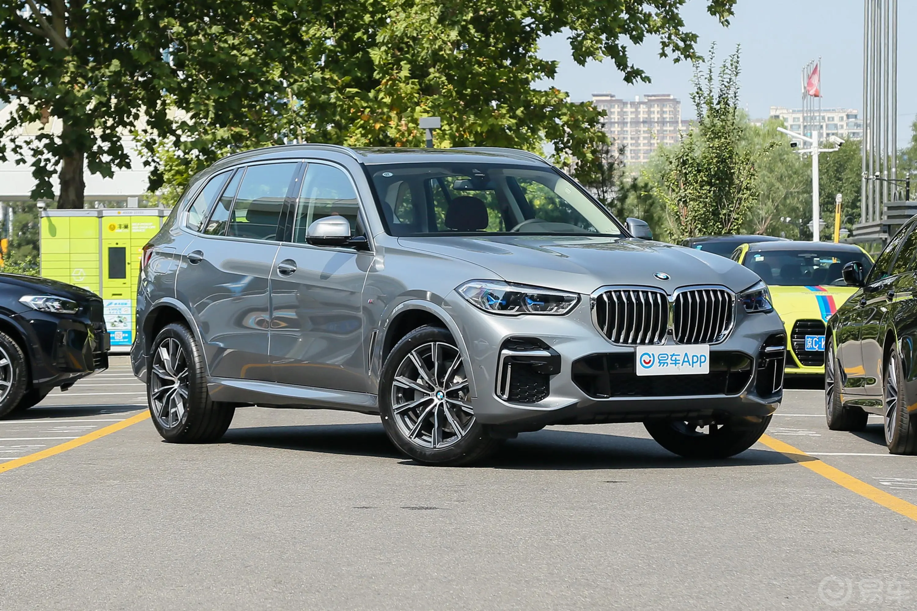 宝马X5改款 xDrive30Li 尊享型M运动套装侧前45度车头向右水平