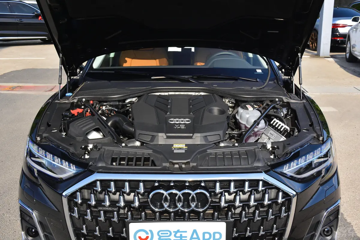 奥迪A8改款 A8L 50 TFSI quattro 臻选型发动机舱整体