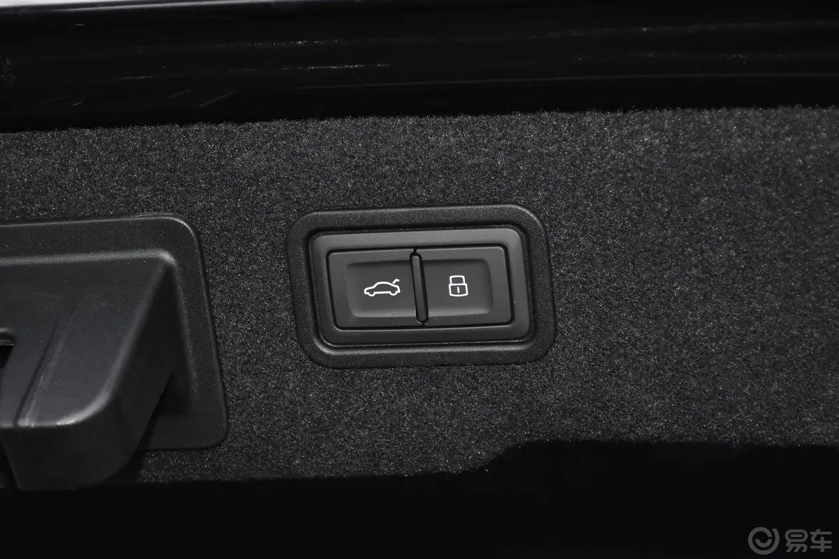 奥迪A8改款 A8L 50 TFSI quattro 臻选型电动尾门按键（手动扶手）