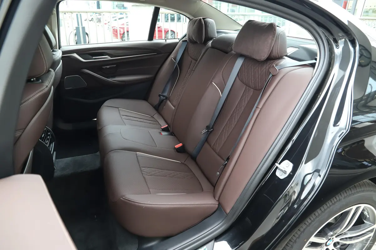 宝马5系改款二 530Li 领先型 豪华套装后备厢空间特写