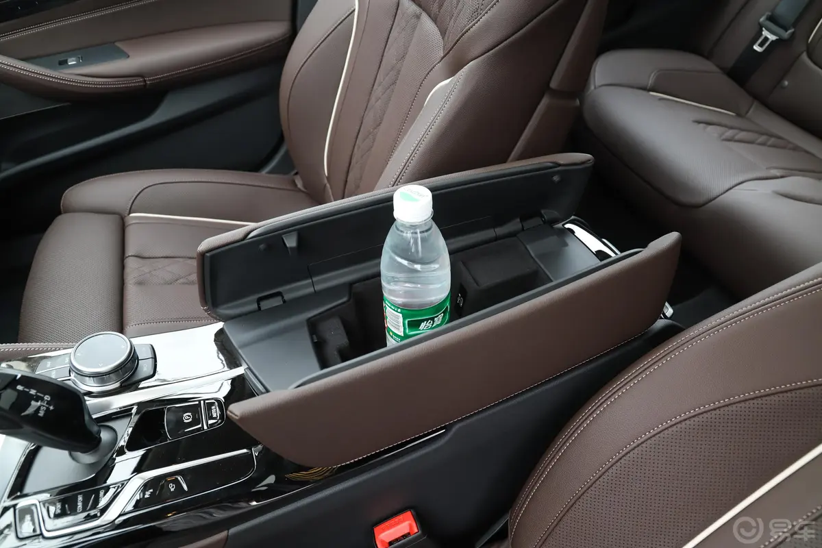 宝马5系改款三 530Li 尊享型 豪华套装前排扶手箱储物格
