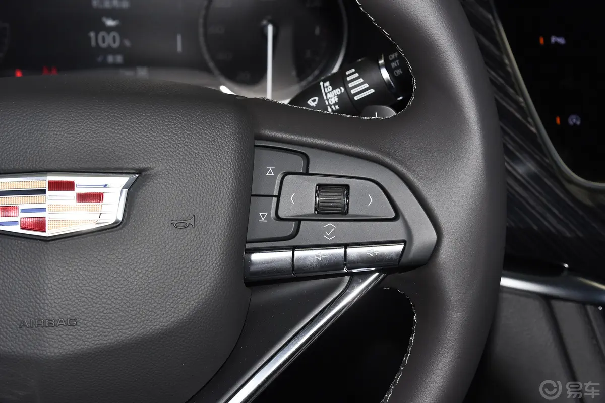 凯迪拉克XT6轻混 120周年纪念版 2.0T 四驱豪华型 6座右侧方向盘功能按键