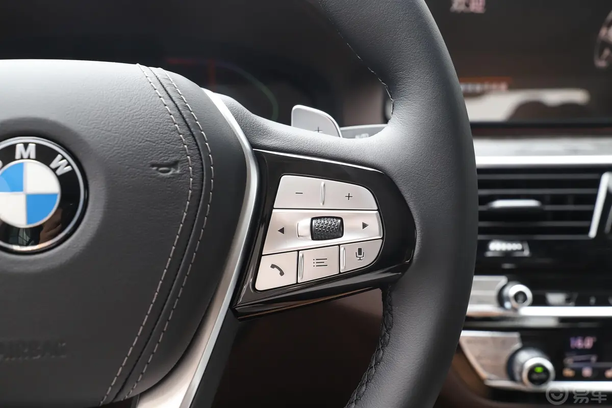 宝马5系改款三 530Li 尊享型 豪华套装右侧方向盘功能按键
