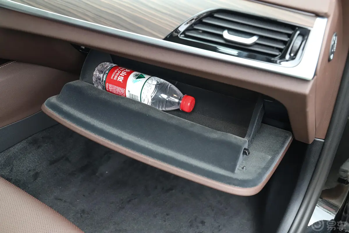 宝马5系改款二 530Li 领先型 豪华套装手套箱空间水瓶横置