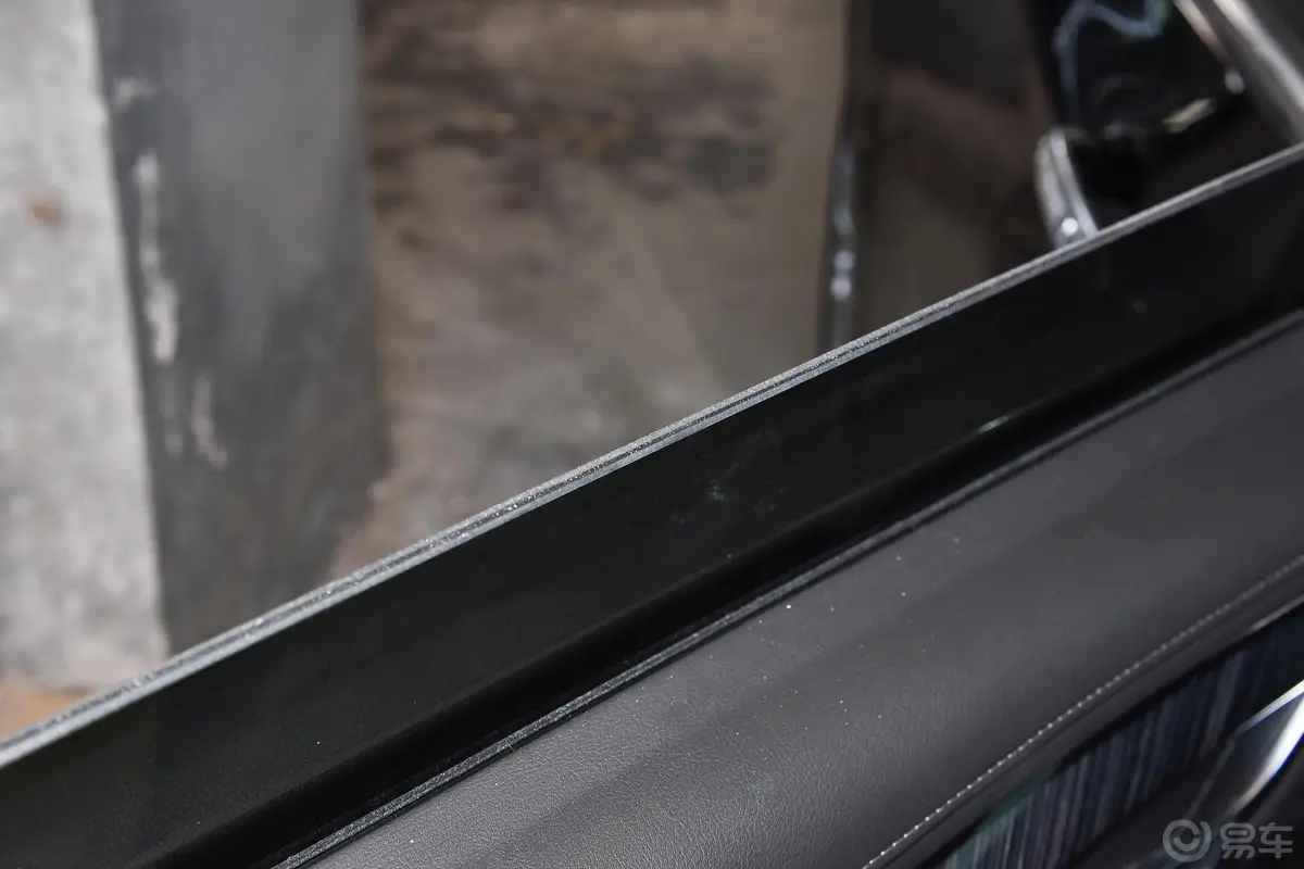 凯迪拉克XT6轻混 120周年纪念版 2.0T 四驱豪华型 6座后排玻璃材质特写