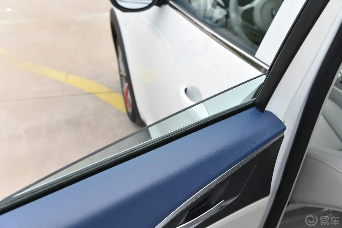 欧拉好猫GT木兰版 401km 标准续航 标准版后排玻璃材质特写