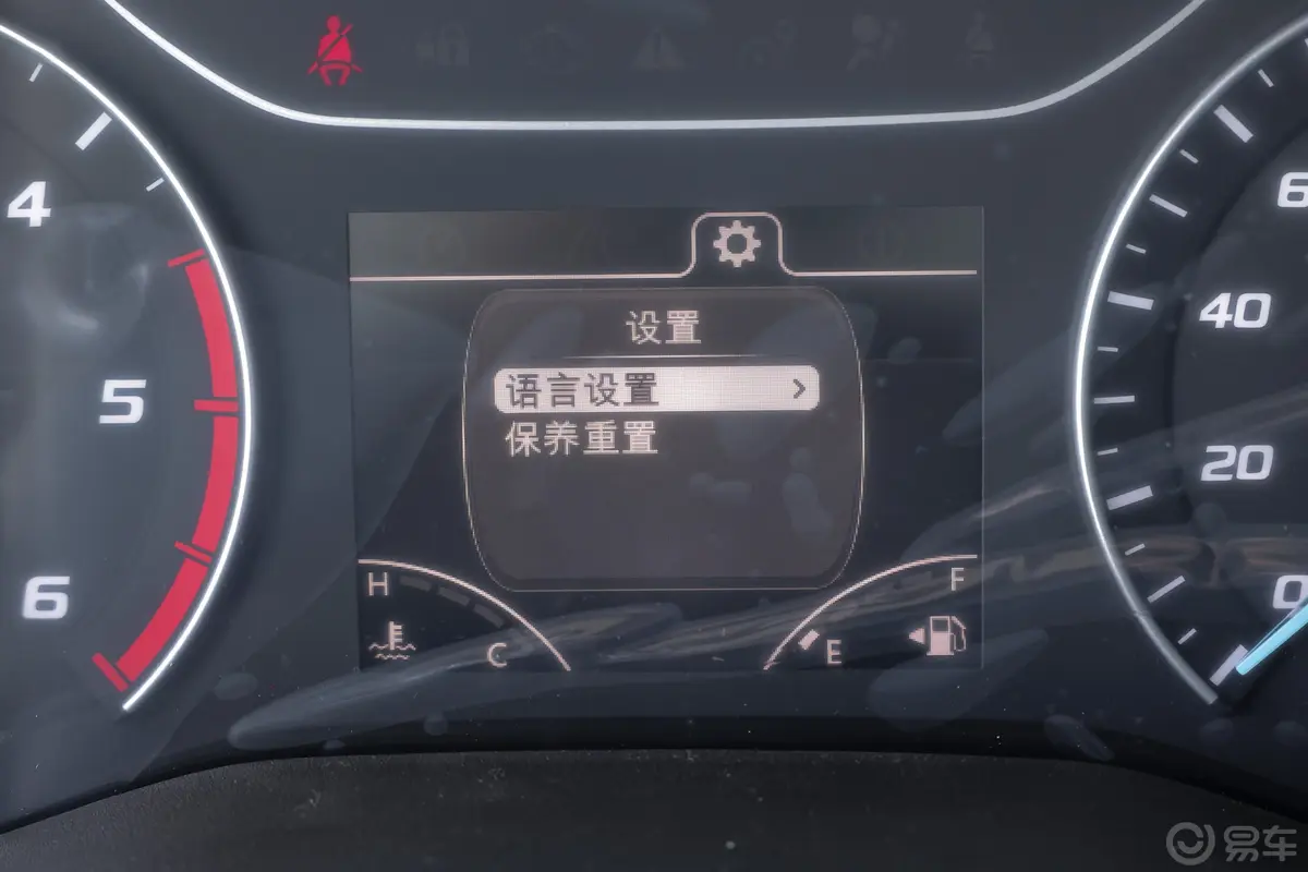 江铃福顺2.0T 手动中轴中高顶厢式运输车 3座 柴油内饰