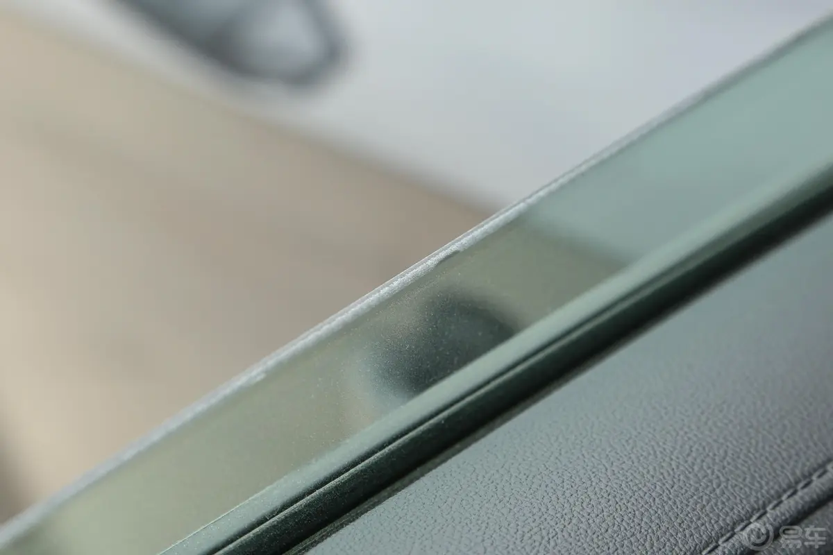 荣威RX5PLUS 330TGI 双离合领潮智惠版后排玻璃材质特写