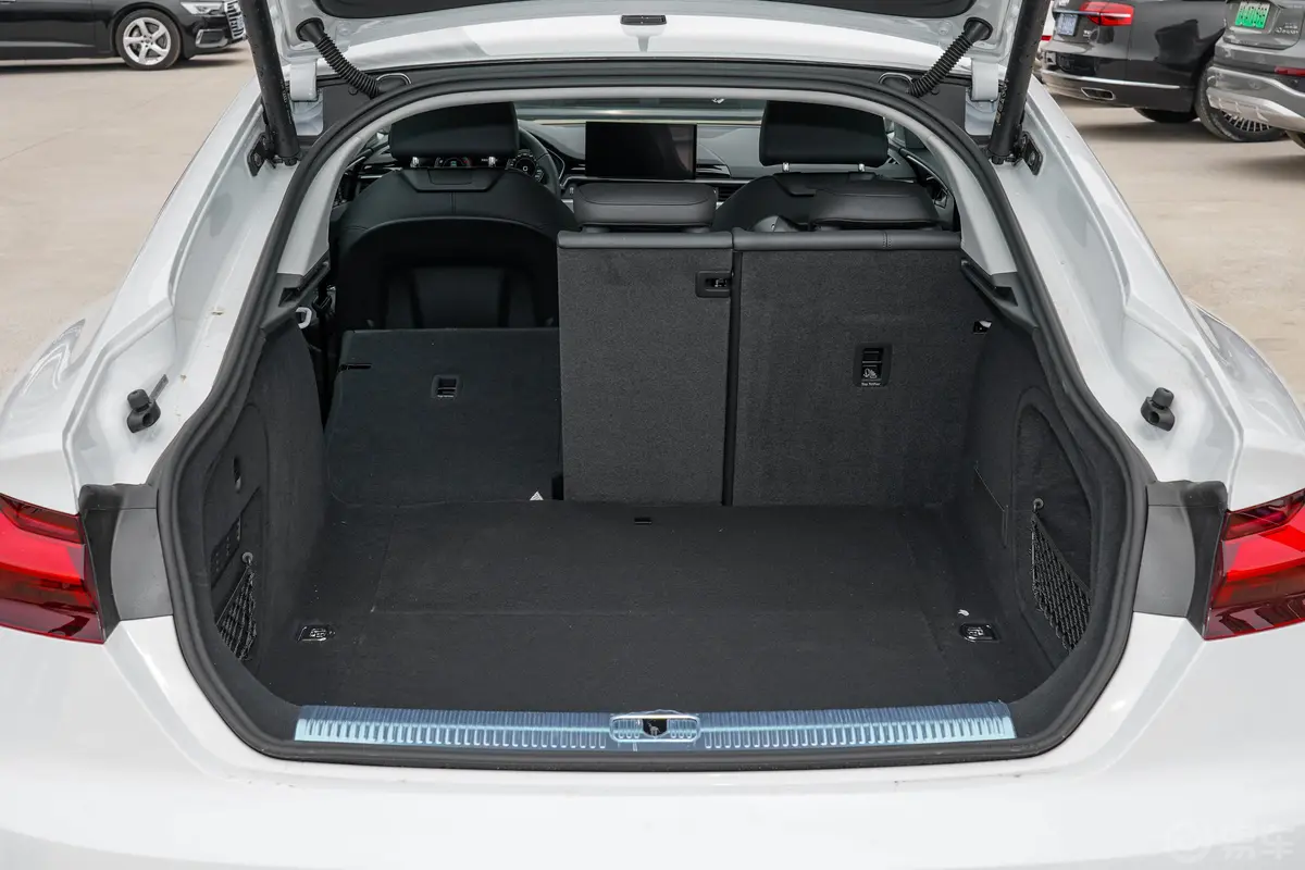 奥迪A5Sportback 40 TFSI quattro 豪华动感型后备厢