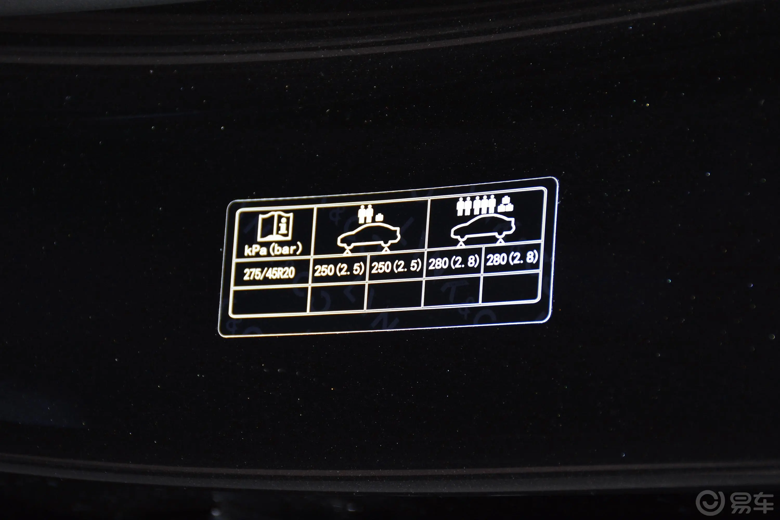 领克09 EM-PEM-P 2.0T 190km 远航版AM 7座胎压信息铭牌