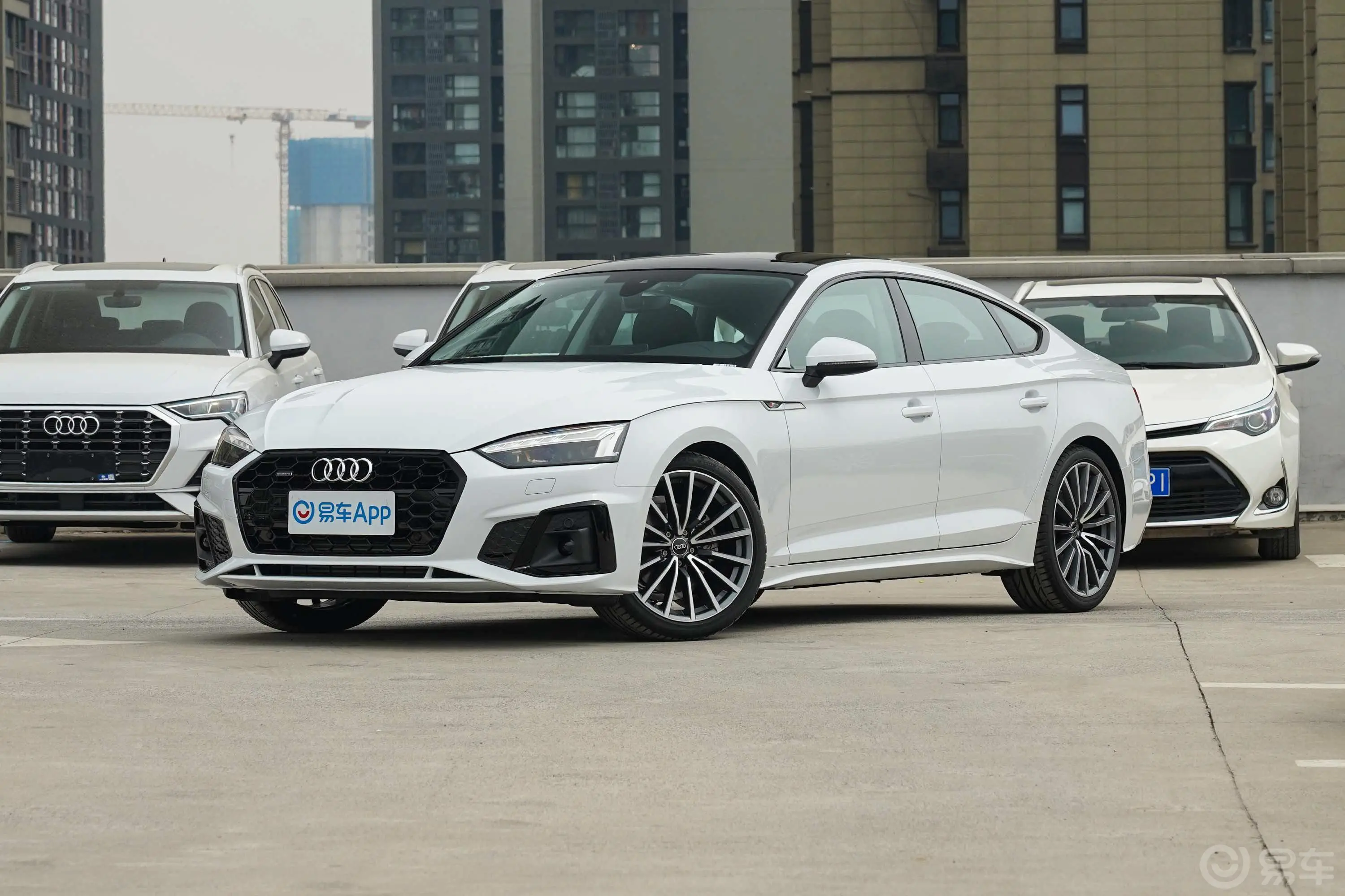 奥迪A5Sportback 40 TFSI quattro 豪华动感型侧前45度车头向左水平