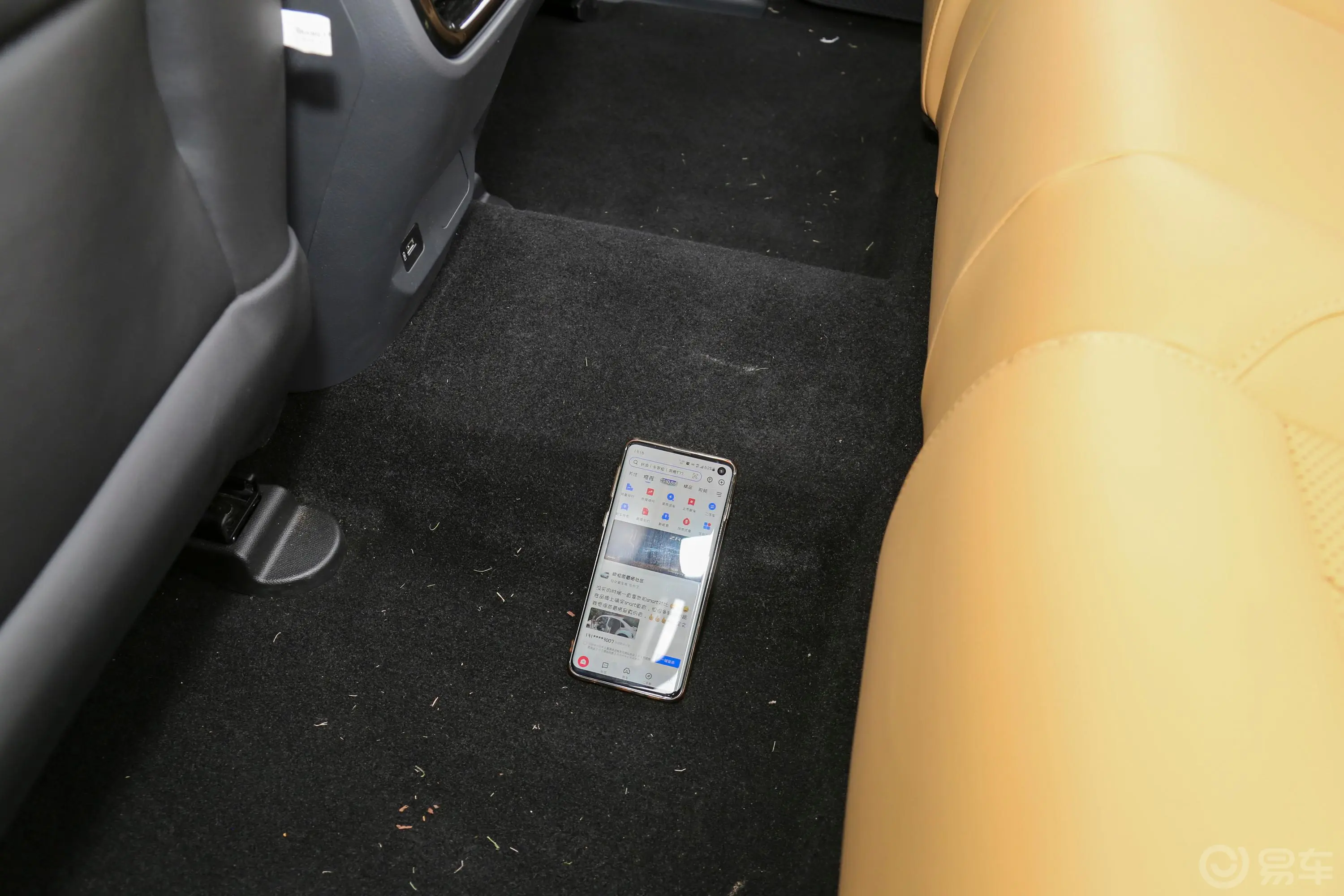 览拓者2.0T 自动四驱标箱领航型 汽油后排地板中间位置