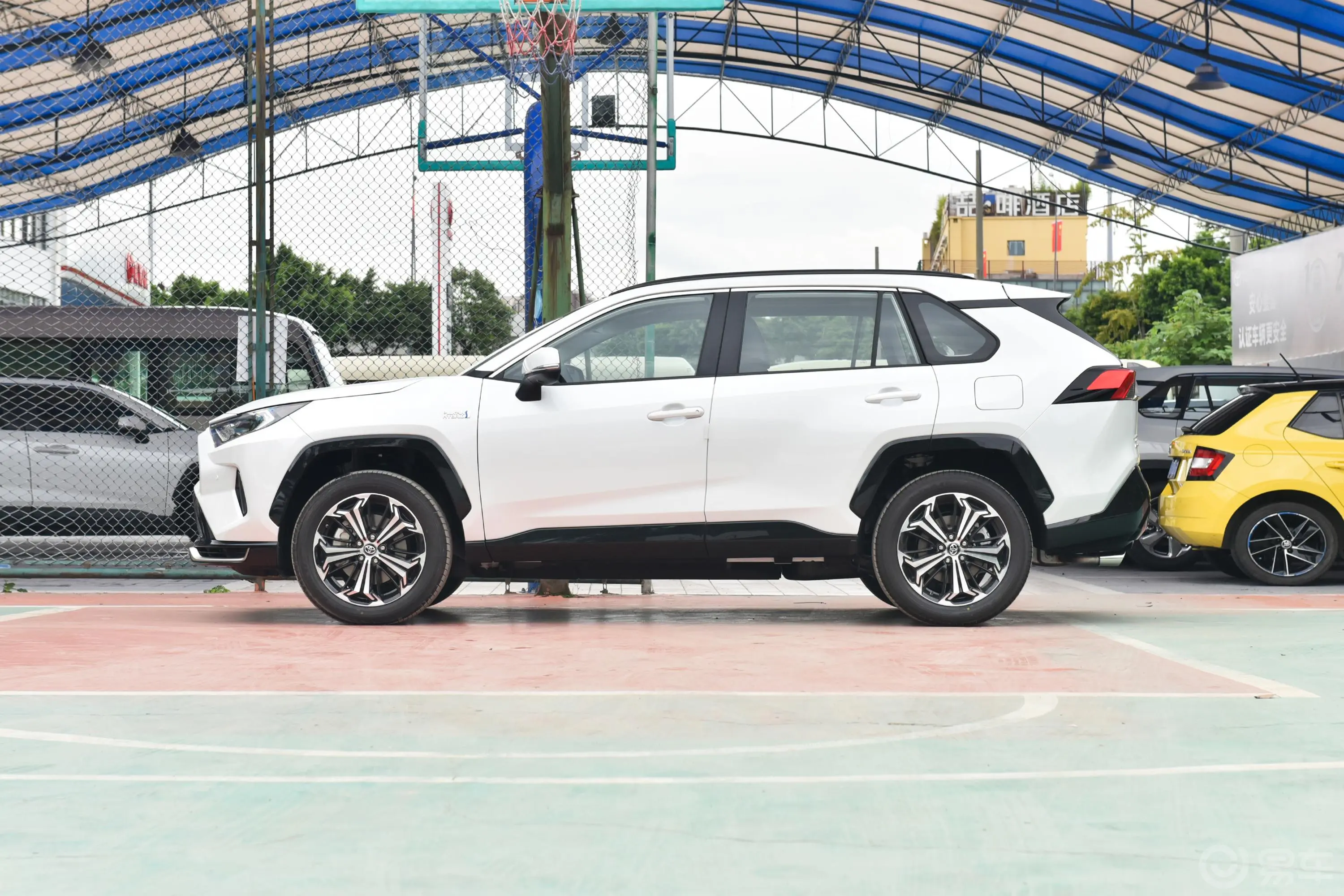 RAV4荣放 双擎E+2.5L 四驱旗舰Pro正侧车头向左水平