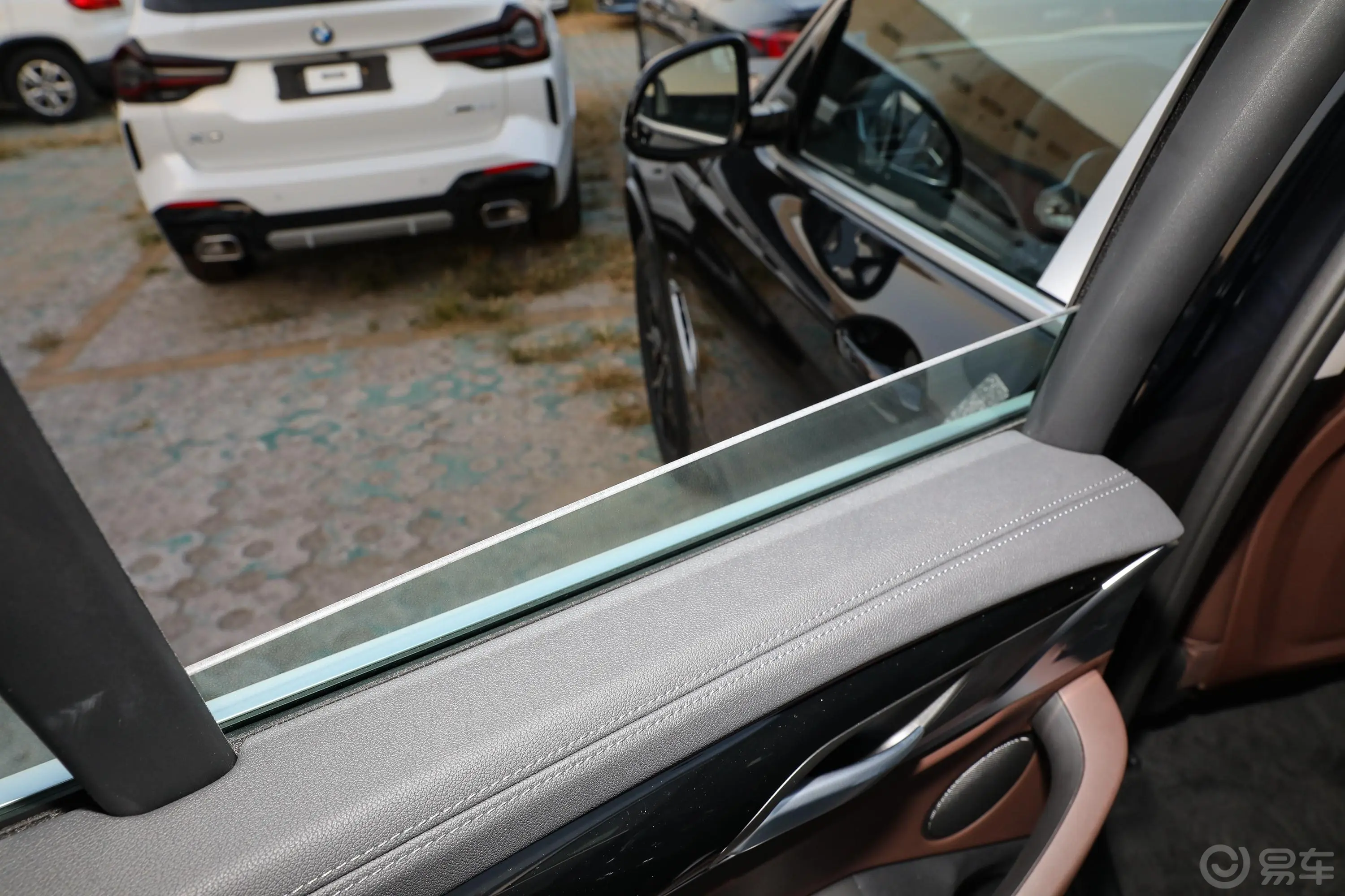宝马X3改款 xDrive25i M运动套装后排玻璃材质特写
