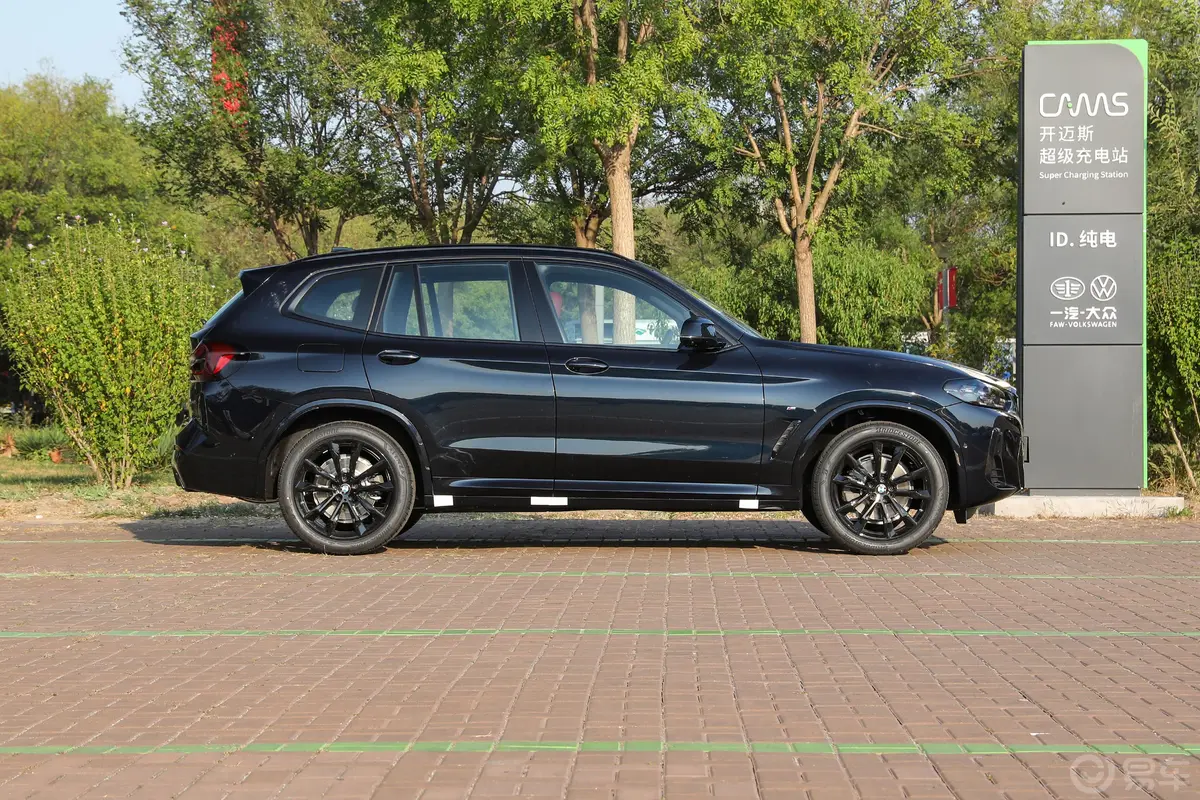 宝马X3改款二 xDrive30i 尊享型 M曜夜套装正侧车头向右水平