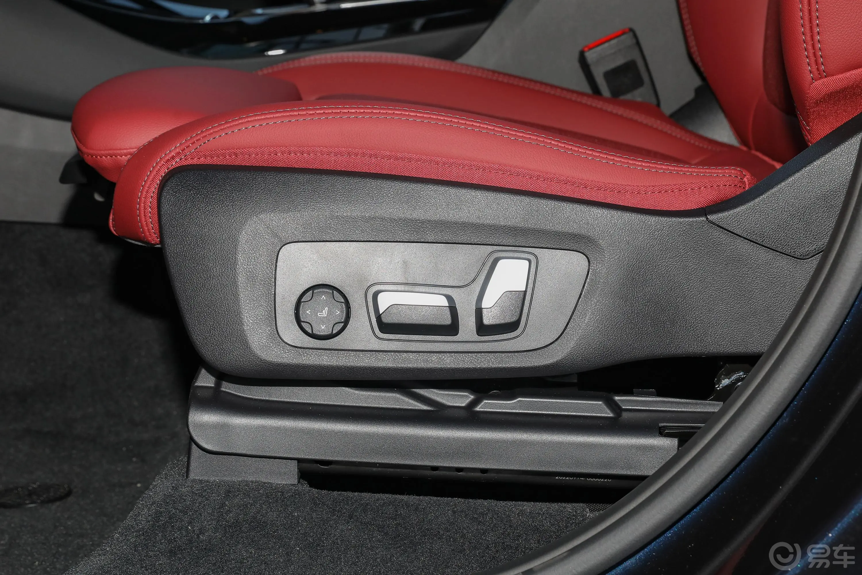 宝马X3改款二 xDrive30i 尊享型 M曜夜套装主驾座椅调节