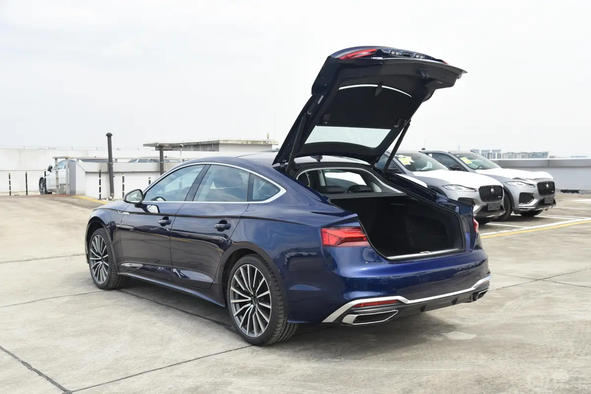 奥迪A5Sportback 40 TFSI quattro 豪华动感型后备厢开启45度侧拍