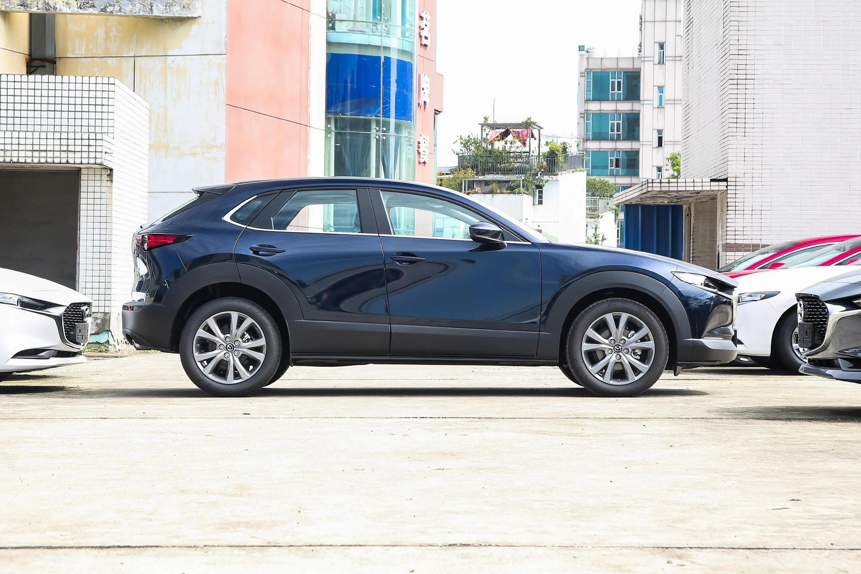 马自达CX-302.0L 自动雅悦型正侧车头向右水平