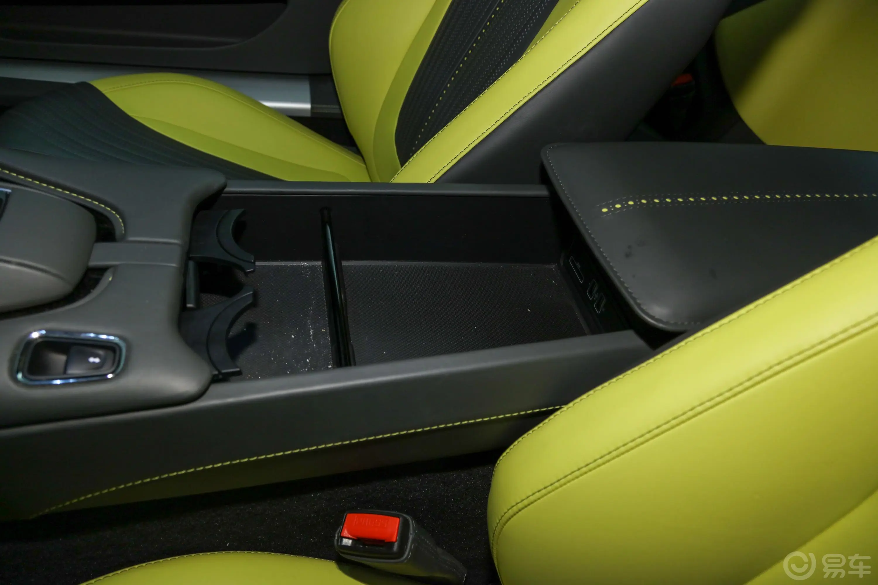 阿斯顿·马丁DB114.0T V8 Coupe前排扶手箱储物格